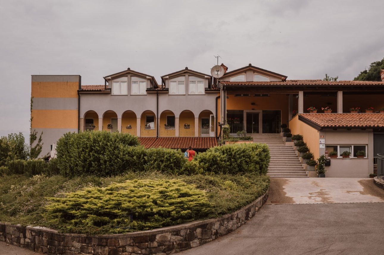 Special sort of house Stanjel Kras Slovenia Poroka Hisa Posebne sorte Tomaz Kos Weddings photographer 3